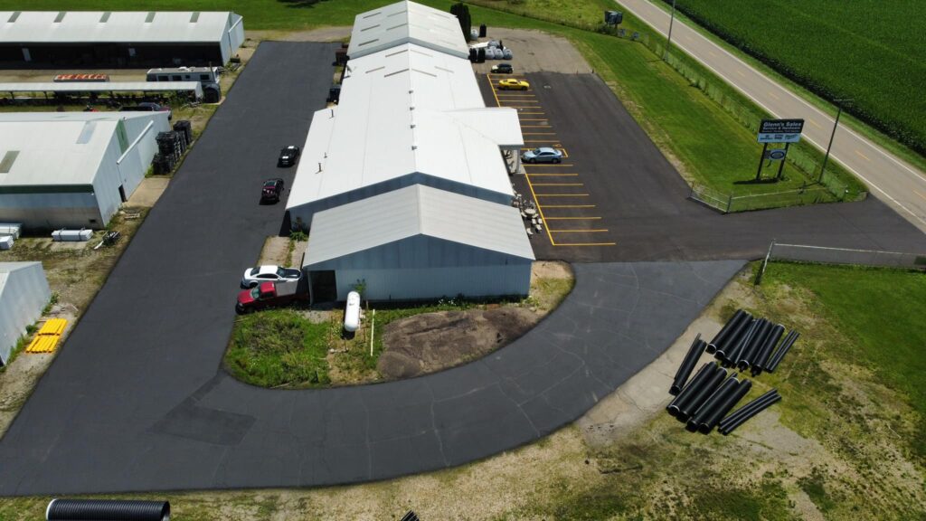 glenns-hardware-parkinglot-asphalt-paving